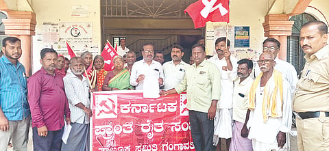 ಕರ್ನಾಟಕ ಪ್ರಾಂತ ರೈತ ಸಂಘದ ತಾಲೂಕು ಸಮಿತಿ ಸದಸ್ಯರು ಗಂಗಾವತಿ ಗ್ರೇಡ್-2 ತಹಸೀಲ್ದಾರ್ ಮಹಾಂತಗೌಡ ಗೌಡರ್‌ಗೆ ಸೋಮವಾರ ಮನವಿ ಸಲ್ಲಿಸಿದರು. ತಾಲೂಕಾಧ್ಯಕ್ಷ ಶ್ರೀನಿವಾಸ ಹೊಸಳ್ಳಿ, ಕಾರ್ಯದರ್ಶಿ ಮುತ್ತಣ್ಣ ದಾಸನಾಳ್, ಪದಾಧಿಕಾರಿಗಳಾದ ಶಿವಪ್ಪ ಬೆಣಕಲ್, ಹುಸೇನಪ್ಪ, ಲಿಂಗಪ್ಪ ವೆಂಕಟಗಿರಿ, ನೂರಜಾನ್‌ಬೀ, ಶೇಖಾಬೀ ಇತರರಿದ್ದರು.