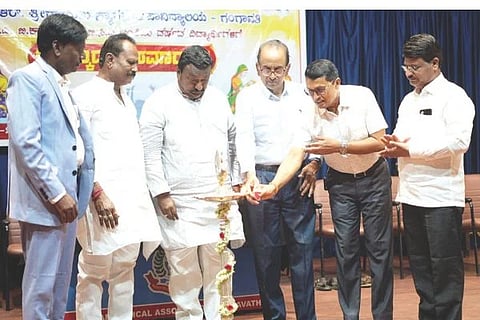 ಗಂಗಾವತಿ ಐಎಂಎ ಹಾಲ್‌ನಲ್ಲಿ ಆಯೋಜಿಸಿದ್ದ ಎಚ್‌ಆರ್‌ಎಸ್‌ಎಂ ಪದವಿ ಕಾಲೇಜು ಪದವಿ ವಿದ್ಯಾರ್ಥಿಗಳ ಬೀಳ್ಕೊಡುಗೆ ಕಾರ್ಯಕ್ರಮವನ್ನು ಮಾಜಿ ಎಂಎಲ್ಸಿ ಎಚ್.ಆರ್.ಶ್ರೀನಾಥ ಉದ್ಘಾಟಿಸಿದರು. ಗಂಗಾವತಿ ಶಿಕ್ಷಣ ಸಂಸ್ಥೆ ಕಾರ್ಯದರ್ಶಿ ಡಾ.ಎ.ಸೋಮರಾಜು, ಖಜಾಂಚಿ ಬದರಿ ನಾರಾಯಣ ಶ್ರೇಷ್ಠಿ, ಸದಸ್ಯ ಜೋಗದ ಹನುಮಂತಪ್ಪ ನಾಯಕ ಇತರರಿದ್ದರು.