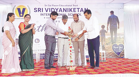 ಗಂಗಾವತಿ ತಾಲೂಕಿನ ವಡ್ಡರಹಟ್ಟಿಯ ಶ್ರೀ ವಿದ್ಯಾನಿಕೇತನ ಐಸಿಎಸ್‌ಇ ಇಂಟರ್‌ನ್ಯಾಷನಲ್ ಸ್ಕೂಲ್‌ನಲ್ಲಿ ಾದರ್ಸ್ ಡೇ ಕಾರ್ಯಕ್ರಮವನ್ನು ಮಕ್ಕಳ ತಜ್ಞ ಡಾ.ಕೆ. ಅಮರೇಶ ಪಾಟೀಲ್ ಸೋಮವಾರ ಉದ್ಘಾಟಿಸಿದರು. ಸಂಸ್ಥೆ ಅಧ್ಯಕ್ಷ ನೆಕ್ಕಂಟಿ ಸೂರಿಬಾಬು, ಉಪಾಧ್ಯಕ್ಷ ಆದರ್ಶ ನೆಕ್ಕಂಟಿ, ಪ್ರಾಚಾರ್ಯೆ ಸುಭದ್ರಾ ಪಾಟೀಲ್ ಇತರರಿದ್ದರು.