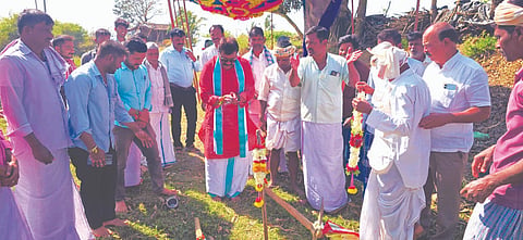 ಹಿರೇಕೆರೂರ ತಾಲೂಕಿನ ಅಬಲೂರು ಗ್ರಾಮದಲ್ಲಿ ಮನು ವಿಕಾಸ ಸಂಸ್ಥೆಯಿಂದ ಕೈಗೊಂಡಿರುವ ಗೇರುಕಟ್ಟೆ ಕೆರೆ ಹೂಳೆತ್ತುವ ಕಾರ್ಯಕ್ಕೆ ಮಾಜಿ ಸಚಿವ ಬಿ.ಸಿ. ಪಾಟೀಲ ಭೂಮಿ ಪೂಜೆ ನೆರವೇರಿಸಿದರು. ರವಿಶಂಕರ ಬಾಳಿಕಾಯಿ, ಉಜ್ಜನಗೌಡ ಮಳವಳ್ಳಿ, ಬಸವರಾಜ ಮಳವಳ್ಳಿ, ಶಂಕ್ರಪ್ಪ ಗೌಡ್ರ, ಜಗದೀಶ ದೊಡ್ಡಗೌಡ್ರ ಇದ್ದರು.