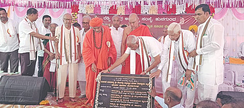 ಹುನಗುಂದದಲ್ಲಿ ನಡೆದ ಶಿವಶರಣೆ ಹೇಮರೆಡ್ಡಿ ಮಲ್ಲಮ್ಮ ನೂತನ ದೇವಸ್ಥಾನದ ಅಡಿಗಲ್ಲು ಸಮಾರಂಭವನ್ನು ಗುರುಮಹಾಂತ ಸ್ವಾಮಿಗಳು, ವೇಮನಾನಂದ ಮಹಾಸ್ವಾಮಿ ಹಾಗೂ ದೊಡ್ಡನಗೌಡ ಪಾಟೀಲ ನೆರವೇರಿಸಿದರು. ಬಸವಾನಂದ ಸ್ವಾಮಿಗಳು, ಪಿ.ಎಚ್.ಪೂಜಾರ, ಅಜೇಯಕುಮಾರ ಸರನಾಯಕ, ಸಂಸದ ಪಿ.ಸಿ.ಗದ್ದಿಗೌಡರ ಮತ್ತಿತರರಿದ್ದರು.