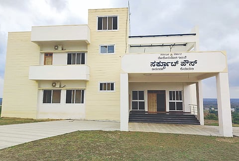 ಹುಣಸಗಿ ಪಟ್ಟಣದ ಹೊರ ವಲಯದಲ್ಲಿ ಲೋಕೋಪಯೋಗಿ ಇಲಾಖೆಯಿಂದ ೪ ಕೋಟಿ ರೂ. ವೆಚ್ಚದಲ್ಲಿ ನಿರ್ಮಿಸಲಾದ ಸರ್ಕ್ಯೂಟ್ ಹೌಸ್.