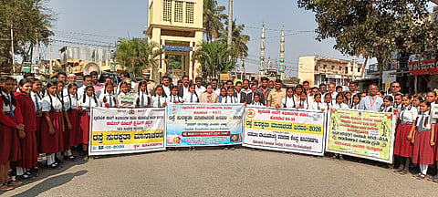 ರಸ್ತೆ ಸುರಕ್ಷತಾ ಮಾಸಾಚರಣೆ ಹಿನ್ನೆಲೆಯಲ್ಲಿ ಹೂವಿನಹಡಗಲಿಯಲ್ಲಿ ಪ್ರಾದೇಶಿಕ ಸಾರಿಗೆ ಅಧಿಕಾರಿ ಕಚೇರಿ ಹಾಗೂ ತಾಲೂಕು ವಕೀಲರ ಸಂಘದಿಂದ ಜಾಗೃತಿ ಜಾಥಾ ನಡೆಯಿತು. 