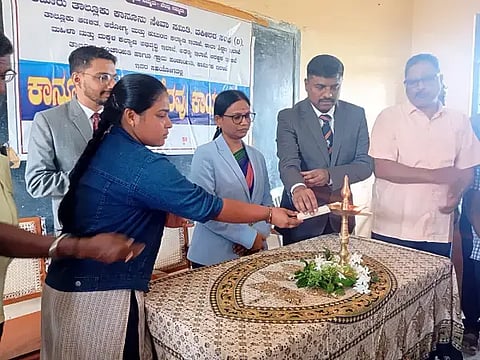 ಕಡೂರು ತಾಲೂಕಿನ ಪಟ್ಟಣಗೆರೆ ಸರ್ಕಾರಿ ಪದವಿ ಪೂರ್ವ ಕಾಲೇಜಿನಲ್ಲಿ ಕಾನೂನು ಅರಿವು ಕಾರ್ಯಕ್ರಮವನ್ನು ನ್ಯಾಯಾಧೀಶೆ ನಳೀನಾ ಉದ್ಘಾಟಿಸಿದರು. ಮಂಜುನಾಥಾಚಾರಿ, ತಹಖಲೀಲ್ ಮತ್ತಿತರರಿದ್ದರು.