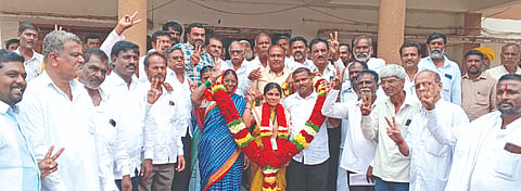 ಕೆಂಭಾವಿ ಪುರಸಭೆಗೆ ಬುಧವಾರ ನಡೆದ ಅಧ್ಯಕ್ಷರ ಚುನಾವಣೆಯಲ್ಲಿ ಅಧ್ಯಕ್ಷೆಯಾಗಿ ಅವಿರೋಧವಾಗಿ ಆಯ್ಕೆಯಾದ ಗಿರಿಜÁ ರಮೇಶ ಕೊಡಗಾನೂರ ಅವರನ್ನು ಕಾಂಗ್ರೆಸ್ ಪಕ್ಷದ ಕಾರ್ಯಕರ್ತರು ಬೃಹತ್ ಹೂಮಾಲೆ ಅಭಿನಂದಿಸಿದರು. ಉಪಾಧ್ಯಕ್ಷೆ ಲಕ್ಷ್ಮೀಬಾಯಿ ಕಂಬಾರ, ಸಿದ್ಧನಗೌಡ ಪೊಲೀಸ್ ಪಾಟೀಲ್, ಬಸನಗೌಡ ಯಾಳಗಿ, ಬಾಪುಗೌಡ ಪಾಟೀಲ್ ಇದ್ದರು.