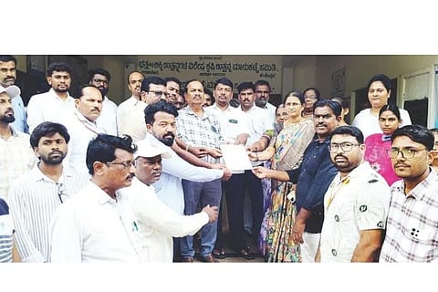 ಕಾರಟಗಿಯಲ್ಲಿ ತಾಲೂಕು ಸರ್ಕಾರಿ ನೌಕರರ ಸಂಘದ ಸಾಂಸ್ಕೃತಿಕ ಭವನ ನಿರ್ಮಾಣಕ್ಕೆ ಸರ್ಕಾರಿ ಜಾಗ ನೀಡುವಂತೆ ಒತ್ತಾಯಿಸಿ ಸಂಘದ ಪದಾಧಿಕಾರಿಗಳು ಗ್ರೇಡ್-2 ತಹಸೀಲ್ದಾರ್‌ಗೆ ಮನವಿ ಸಲ್ಲಿಸಿದರು. ತಾಲೂಕು ಅಧ್ಯಕ್ಷ ಹನುಮಂತಪ್ಪ ತೊಂಡಿಹಾಳ,ಉಪಾಧ್ಯಕ್ಷ ಗುರುಪ್ರಸಾದ, ಕಾರ್ಯದರ್ಶಿ ವೆಂಕೋಬ ಛಲವಾದಿ, ರಾಜ್ಯಪರಿಷತ್ ಸದಸ್ಯ ಮಂಜುನಾಥ ಹಿರೇಮಠ, ಖಜಾಂಚಿ ಶ್ರೀಕಾಂತ ಇತರರಿದ್ದರು.