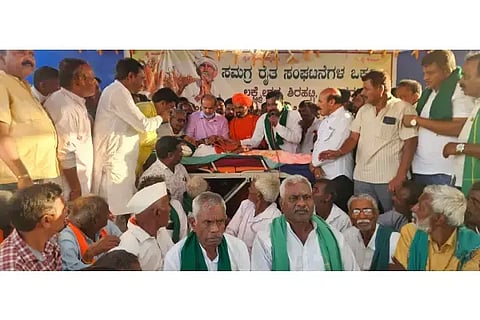 ರಾಜ್ಯ ಸರ್ಕಾರ ಮೆಕ್ಕೆಜೋಳ ಬೆಂಬಲ ಬೆಲೆ ಖರೀದಿ ಕೇಂದ್ರ ತೆರೆಯಲು ನಿರ್ಧರಿಸಿದ್ದರಿಂದ ಲಕ್ಷ್ಮೇಶ್ವರದಲ್ಲಿ ಉಪವಾಸ ಸತ್ಯಾಗ್ರಹ ನಡೆಸುತ್ತಿದ್ದ ಆದರಹಳ್ಳಿಯ ಕುಮಾರ ಮಹಾರಾಜ ಸ್ವಾಮೀಜಿ ಜಿಲ್ಲಾಧಿಕಾರಿಗಳ ಮನವಿ ಮೇರೆಗೆ ಎಳನೀರು ಸೇವಿಸಿ ಧರಣಿ ಸ್ಥಗಿತಗೊಳಿಸಿದರು. 