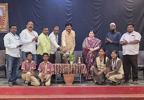 ಲಕ್ಷ್ಮೇಶ್ವರದಲ್ಲಿ ಪ್ರೌಢಶಾಲಾ ವಿದ್ಯಾರ್ಥಿಗಳಿಗೆ ಸಂವಿಧಾನ ರಸಪ್ರಶ್ನೆ ಸ್ಪರ್ಧೆಯನ್ನು ಗ್ರೇಡ್-2 ತಹಸೀಲ್ದಾರ್ ಮಂಜುನಾಥ ಅಮಾಸಿ ಉದ್ಘಾಟಿಸಿದರು. ಈಶ್ವರ ಮೆಡ್ಲೇರಿ, ಎಸ್.ಡಿ. ಲಮಾಣಿ, ಇತರರಿದ್ದರು.