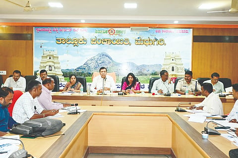 ಮಧುಗಿರಿ meeting ತಾಪಂ ಸಭಾಂಗಣದಲ್ಲಿ ಹಮ್ಮಿಕೊಂಡಿದ್ದ ತಾಲೂಕುಮಟ್ಟದ ಟಾಸ್ಕ್​ ಫೋರ್ಸ್​ ಸಭೆಯಲ್ಲಿ ಜಿಲ್ಲಾಧಿಕಾರಿ ಶುಭಕಲ್ಯಾಣ್​, ತಾಪಂ ಇಒ ಬಿ.ಕೆ.ಉತ್ತಮ್​, ಉಪವಿಭಾಗಾಧಿಕಾರಿ ಗೋಟೂರು ಶಿವಪ್ಪ, ತಹಸೀಲ್ದಾರ್​ ನಂದಿನಿ ಇದ್ದರು.