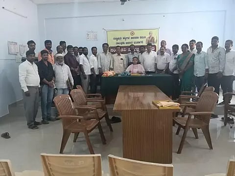 ಮೂಡಿಗೆರೆ ತಾಲೂಕು ಕಚೇರಿಯಲ್ಲಿ ನಡೆದ ಕವಿ ಸರ್ವಜ್ಞ ಜಯಂತಿ ಕಾರ್ಯಕ್ರಮದಲ್ಲಿ ತಹಸೀಲ್ದಾರ್ ಎಸ್.ಅಶ್ವಿನಿ, ಪುರುಷೋತ್ತಮ್, ಕೆ.ಟಿ.ಹರೀಶ್, ನಾಗರಾಜ್, ನಾಗೇಶ್, ಯಾಕೂಬ್ ಗೋಣಿಗದ್ದೆ, ಮಹಮ್ಮದ್ ಜುಬೇರ್, ಜಗದೀಶ್ ಇತರರಿದ್ದರು.