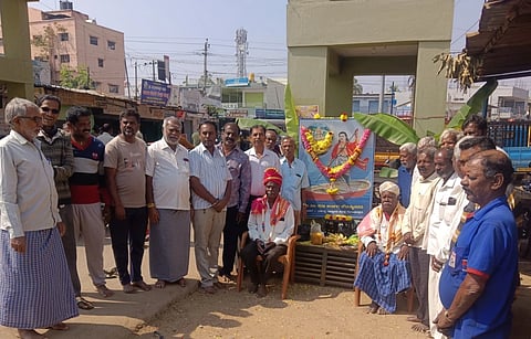 ಮಳವಳ್ಳಿ ಪಟ್ಟಣದ ಸಾರಿಗೆ ಬಸ್ ನಿಲ್ದಾಣದ ಬಳಿ ವಿವಿಧ ವಿವಿಧ ವೀರಶೈವ ಲಿಂಗಾಯತ ಸಂಘ ಸಂಸ್ಥೆಗಳ ಸಹಯೋಗದಲ್ಲಿ ಹಮ್ಮಿಕೊಂಡಿದ್ದ ಸಿದ್ದಗಂಗಾ ಶ್ರೀಗಳ 7 ನೇ ವರ್ಷದ ಪುಣ್ಯಸ್ಮರಣೆ ಕಾರ್ಯಕ್ರಮದಲ್ಲಿ ಶ್ರೀಗಳ ಭಾವಚಿತ್ರಕ್ಕೆ ಪುಷ್ಪಾರ್ಚನೆ ಮಾಡಲಾಯಿತು.  ತೊಟ್ಟಿಮನೆ ಚನ್ನಪ್ಪ, ವೃಷಬೇಂದ್ರಪ್ಪ, ಆರ್.ಚಂದ್ರಶೇಖರ್,  ಜಗದೀಶ್, ಮಲ್ಲೇಶ್, ಗಜೇಂದ್ರ, ನಟರಾಜು, ಪರಶಿವಮೂರ್ತಿ  ಇದ್ದರು.