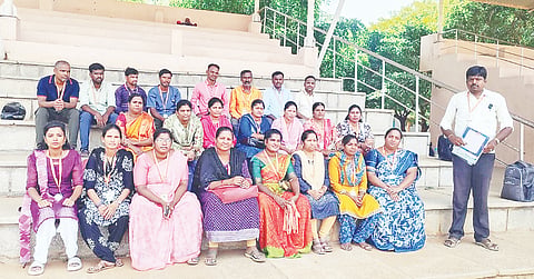 ಮಳವಳ್ಳಿ ಪಟ್ಟಣದ ಭಕ್ತ ಕನಕದಾಸ ಕ್ರೀಡಾಂಗಣದಲ್ಲಿ ಶುಕ್ರವಾರ ಆಯೋಜಿಸಿದ್ದ ಅತಿಥಿ ಶಿಕ್ಷಕರ ಸಂಘದ ಸಭೆಯಲ್ಲಿ ತಾಲೂಕು ಅಧ್ಯಕ್ಷ ಮಹೇಶ್‌ಕುಮಾರ್ ಮಾತನಾಡಿದರು. ಎನ್.ಎಲ್.ಭರತ್ ರಾಜ್, ಜೆ.ಶಿವಕುಮಾರ್, ನಂಜುಂಡಸ್ವಾಮಿ, ಶರತ್ ಕುಮಾರ್, ಚುಂಚಣ್ಣ, ಮಹದೇವು, ವಿಷಕಂಠಮೂರ್ತಿ, ರೇಖಾ, ನಯನಾ ಇದ್ದರು. 