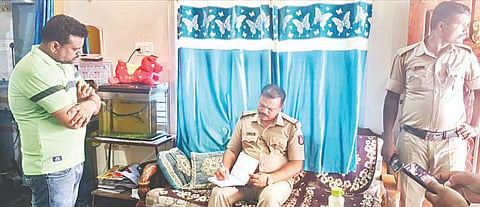 ಮಳವಳ್ಳಿ ತಾಲೂಕಿನ ಚಂದಳ್ಳಿ ಗ್ರಾಮದ ಮಹೇಶ್ ಎಂಬುವರ ಮನೆಯಲ್ಲಿ ಕಳ್ಳತನ ವಾಗಿರುವ ಬಗ್ಗೆ ಮಹಜರು ನಡೆಸುವುದರ ಜತೆಗೆ ಮಾಹಿತಿಯನ್ನು ಬುಧವಾರ ಪೊಲೀಸರು ಪಡೆದುಕೊಂಡರು.