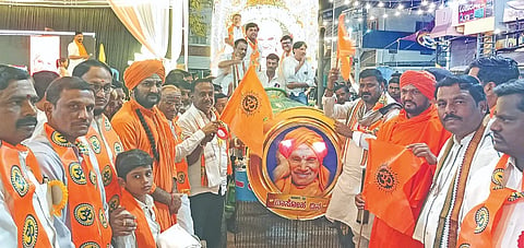 ಮಸ್ಕಿಯಯಲ್ಲಿ ಸಿದ್ಧಗಂಗಾ ಮಠದ ಡಾ.ಶಿವಕುಮಾರ ಸ್ವಾಮಿಗಳ ಪುಣ್ಯಸ್ಮರಣೋತ್ಸವ ಅಂಗವಾಗಿ ಹಮ್ಮಿಕೊಂಡಿದ್ದ ಮೆರವಣಿಗೆಗೆ ಗಣ್ಯರು ಚಾಲನೆ ನೀಡಿದರು. ಡಾ.ಚನ್ನಮಲ್ಲಸ್ವಾಮೀಜಿ, ಬಸವಪ್ರಸಾದ ಸ್ವಾಮೀಜಿ, ಶಾಸಕ ಆರ್.ಬಸನಗೌಡ ತುರ್ವಿಹಾಳ, ಮಾಜಿ ಶಾಸಕ ಪ್ರತಾಪಗೌಡ ಪಾಟೀಲ್, ಪ್ರಮುಖರಾದ ಸೂಗಣ್ಣ ಬಾಳೆಕಾಯಿ, ವೀರೇಶ ಪಾಟೀಲ್, ಪ್ರಸನ್ನ ಪಾಟೀಲ್ ಇತರರಿದ್ದರು.