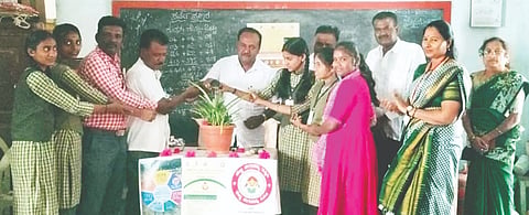 ಮಸ್ಕಿ ಸರ್ಕಾರಿ ಹಿಪ್ರಾ ಕೇಂದ್ರ ಶಾಲೆಯಲ್ಲಿ ಹೆಣ್ಣು ಮಗು ರಕ್ಷಿಸಿ ಹೆಣ್ಣು ಮಗುವನ್ನು ಓದಿಸಿ ಕಾರ್ಯಕ್ರಮವನ್ನು ಪುರಸಭೆ ಅಧ್ಯಕ್ಷ ಸುರೇಶ ಹರಸೂರು ಉದ್ಘಾಟಿಸಿದರು. ಪ್ರಮುಖರಾದ ಪಂಪಾಪತಿ ಹೂಗಾರ, ಮೋಹನ ಬಾವಿಮನಿ, ಜಿ.ವೆಂಕಟೇಶ, ಅಮರೇಶ ಪತ್ತಾರ, ಡಾ.ಅಮರೇಶ, ಶಶಿರೇಖಾ ಇತರರಿದ್ದರು.
