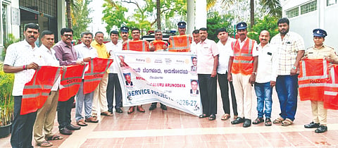 ಬೊಮ್ಮನಹಳ್ಳಿ ನಗರ ಸಂಚಾರಿ ಪೊಲೀಸ್​ ಠಾಣೆ ಸಿಬ್ಬಂದಿಗೆ ರೋಟರಿ ಬೆಂಗಳೂರು ಅರುಣೋದಯ ಸಂಸ್ಥೆಯಿಂದ ಜಾಕೆಟ್​ ವಿತರಣೆ ಕಾರ್ಯಕ್ರಮದಲ್ಲಿ ಸಂಸ್ಥೆ ಅಧ್ಯಕ್ಷ ಹನುಮಂತರಾಜು, ಠಾಣೆಯ ಆರಕ್ಷಕ ನಿರೀಕ್ಷಕ ಮೋಹನ್​ ಕುಮಾರ್​, ಸಬ್​ ಇನ್​ಸ್ಪೆಕ್ಟರ್​ ನಿಸಾರ್​ ಅಹಮ್ಮದ್​, ಸಿಬ್ಬಂದಿ ಹನುಮಂತರಾಜು, ರೋಟರಿ ಬೆಂಗಳೂರು ಅರುಣೋದಯ ಸಂಸ್ಥೆ ಮಾರ್ಗದರ್ಶಕ ಎಂ.ಟಿ.ನವೀನ್​ ಕುಮಾರ್​, ಉಪಾಧ್ಯಕ್ಷ ಬಿ.ಪಿ.ಕಿರಣ್​ ಕುಮಾರ್​ ಇದ್ದರು.