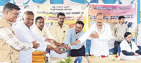 ಗೋನಹಳ್ಳಿ ಗ್ರಾಮದಲ್ಲಿ ಆಯೋಜಿಸಿದ್ದ ಕಾರ್ಯಕ್ರಮವನ್ನು ಡಾ.ಮೋಹನ್ ಕುಮಾರ್ ಉದ್ಘಾಟಿಸಿದರು. ದೊಡ್ಡ ಸ್ವಾಮಿ, ಪುಟ್ಟಬುದ್ಧಿ, ಮಹದೇವಸ್ವಾಮಿ, ಮಹೇಶ್, ಡಾ. ರಾಘವೇಂದ್ರ, ಡಾ.ಚೇತನ್ ಇದ್ದರು.