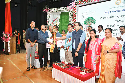 ಬೇಸಿಗೆ-ಬೆಸುಗೆ ಕಾರ್ಯಕ್ರಮದಲ್ಲಿ ಪ್ರಥಮ ಸ್ಥಾನ ಪಡೆದ ಕರ್ಕೇಶ್ವರ ಗ್ರಾಪಂಗೆ ಡಿಸಿ ಭನ್ವರ್‌ಸಿಂಗ್‌ಮೀನಾ ಪ್ರಶಸ್ತಿ ವಿತರಿಸಿದರು.  