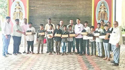 ಎನ್.ಆರ್.ಪುರದ ಕೆಪಿಎಸ್ ಹಿರಿಯ ಪ್ರಾಥಮಿಕ ಶಾಲೆ ವಿಭಾಗದ 300 ವಿದ್ಯಾರ್ಥಿಗಳಿಗೆ ಶೂ ಮತ್ತು ಸಾಕ್ಸ್ ವಿತರಿಸಲಾಯಿತು. ಲಕ್ಷ್ಮಣಶೆಟ್ಟಿ, ಉದಯ್, ಪುರುಷೋತ್ತಮ್, ರವಿಶಂಕರ್, ಅಭಿನವ ಗಿರಿರಾಜ್, ಗೂರ್, ಅಬೂಬೇಕರ್, ಸುಶ್ಮಿತಾ, ಚಂದ್ರಯ್ಯ, ಪ್ರಭು ಇದ್ದರು. 