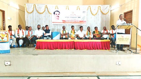 ಎನ್.ಆರ್.ಪುರದಲ್ಲಿ ಬಿಜೆಪಿಯಿಂದ ಪಂಡಿತ್ ದೀನದಯಾಳ್ ಉಪಾಧ್ಯಾಯ ಪ್ರಶಿಕ್ಷಣ ಮಹಾಭಿಯಾನ ಕಾರ್ಯಕ್ರಮದಲ್ಲಿ ಮಾಜಿ ಸಚಿವ ಡಿ.ಎನ್.ಜೀವರಾಜ್ ಮಾತನಾಡಿದರು. ದಿನೇಶ್ ದೇವವೃಂದ, ಪುಣ್ಯಪಾಲ್, ಅರುಣಕುಮಾರ್ ಇತರರಿದ್ದರು. 