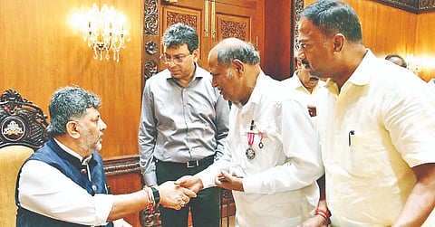 ಪಾಂಡವಪುರ ತಾಲೂಕಿನ ಹರಳಹಳ್ಳಿ ಬಳಿ ಇರುವ ಪುಸ್ತಕ ಮನೆ ನಿರ್ವಹಣೆಗೆ ಜಮೀನು ಮತ್ತು ಅನುದಾನ ಒದಗಿಸುವಂತೆ ಪದ್ಮಶ್ರೀ  ಪ್ರಶಸ್ತಿ ಪುರಸ್ಕೃತರಾದ ಅಂಕೇಗೌಡ ಅವರು ಮುಖ್ಯಮಂತ್ರಿ ಡಿ.ಕೆ.ಶಿವಕುಮಾರ್‌ಗೆ ಮನವಿ ಸಲ್ಲಿಸಿದರು.