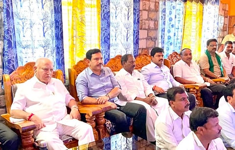 ಶಿಕಾರಿಪುರ ತಾಲೂಕು ಮುದ್ದನಹಳ್ಳಿಯಲ್ಲಿ ಮಾಜಿ ಸಿಎಂ ಬಿ.ಎಸ್​.ಯಡಿಯೂರಪ್ಪ ಪ್ರಧಾನಿ ನರೇಂದ್ರ ಮೋದಿ ಅವರ ಮನ್​ ಕಿ ಬಾತ್​ ಕಾರ್ಯಕ್ರಮ ವೀಸಿದರು. ಬಿ.ವೈ.ವಿಜಯೇಂದ್ರ, ಬಿ.ವೈ.ರಾವೇಂದ್ರ, ಬಿ.ಕೆ.ಗುರುರಾಜ್​, ಪ್ರಶಾಂತ್​, ಬೆಣ್ಣೆ ಪ್ರವಿಣ್​ ಇತರರಿದ್ದರು.