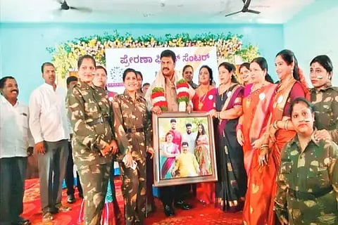 ಶಿಕಾರಿಪುರದಲ್ಲಿ ಆಯೋಜಿಸಿದ್ದ ಸಿಂಧೂರ ಕಾರ್ಯಕ್ರಮದಲ್ಲಿ ಲೋಕಸಭಾ ಸದಸ್ಯ ಬಿ.ವೈ.ರಾಘವೇಂದ್ರ ಅವರನ್ನು ಸನ್ಮಾನಿಸಲಾಯಿತು. ರೇಣುಕಮ್ಮ, ದೀಪಾ, ಸ್ವಾತಿ, ಅರವಿಂದ್ ಇತರರಿದ್ದರು.