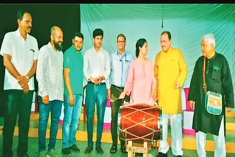 ಶಿಕಾರಿಪುರದಲ್ಲಿ ಸ್ವಾತಂತ್ರೃದ ಓಟ ನಾಟಕ ಪ್ರದರ್ಶನಕ್ಕೆ ತಹಸೀಲ್ದಾರ್ ಯು.ವಾಣಿ ಚಾಲನೆ ನೀಡಿದರು. ಪ್ರಸನ್ನ ಸಾಗರ, ಇಕ್ಬಾಲ್ ಅಹ್ಮದ್, ಕೆ.ಎಸ್.ಹುಚ್ರಾಯಪ್ಪ ಇತರರಿದ್ದರು.