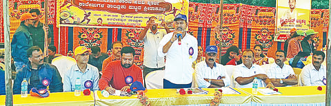 ಸಕಲೇಶಪುರ ತಾಲೂಕು ಕ್ರೀಡಾಂಗಣದಲ್ಲಿ ಆಯೋಜಿಸಿದ್ದ ಪದವಿ ಪೂರ್ವ ಕಾಲೇಜುಗಳ ತಾಲೂಕು ಮಟ್ಟದ ಕ್ರೀಡಾಕೂಟ ಉದ್ಘಾಟಿಸಿ ಮಾತನಾಡಿದ ಶಾಸಕ ಸಿಮೆಂಟ್ ಮಂಜು. ಲೋಹಿತ್ ಕೌಡಳ್ಳಿ, ರಮೇಶ್, ಮಂಜುನಾಥ್ ಇದ್ದರು.
