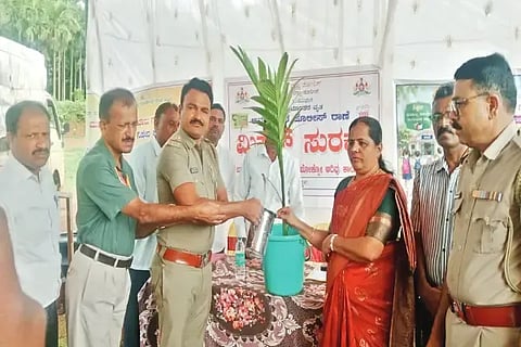 ತ್ಯಾಗರ್ತಿ ಸಮೀಪದ ಜಂಬಾನಿ ಕ್ಯಾಂಪ್‌ನಲ್ಲಿ ಆಯೋಜಿಸಿದ್ದ ಮಿಷನ್ ಸುರಕ್ಷಾ ಕಾರ್ಯಕ್ರಮಕ್ಕೆ ಪಿಎಸ್‌ಐ ಪ್ರವೀಣ್ ಚಾಲನೆ ನೀಡಿದರು. ಸದಾನಂದ ಸ್ವಾಮಿ, ಮುನಿಯಪ್ಪ, ಡಾ. ಅನ್ನಪೂರ್ಣಾ ಇತರರಿದ್ದರು.