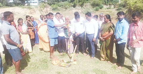  ತುರುವೇಕೆರೆ ತಾಲೂಕಿನ ಬ್ಯಾಲಹಳ್ಳಿಯಲ್ಲಿ ಹಮ್ಮಿಕೊಂಡಿದ್ದ ನಮ್ಮೂರು ನಮ್ಮ ಕೆರೆ ಕಾರ್ಯಕ್ರಮದ ಯೋಜನೆಯಡಿ ಹೂಳೆತ್ತುವ ಕಾರ್ಯದಲ್ಲಿ ಕೆರೆ ಸಮಿತಿಯ ಅಧ್ಯಕ್ಷ ಸತೀಶ್, ತುರುವೇಕೆರೆ ಗ್ರಾವಾಂತರ ಯೋಜನಾಧಿಕಾರಿ ಶೇಖರ್ ಶೆಟ್ಟಿ, ಗೋವರ್ಧನ್, ವಲಯ ಮೇಲ್ವಿಚಾರಕ ಶ್ರೀಕಾಂತ್, ಒಕ್ಕೂಟದ ಅಧ್ಯಕ್ಷೆ ಭಾರತಿ, ಸೇವಾ ಪ್ರತಿನಿಧಿ ರಂಜಿತಾ ಇದ್ದರು.