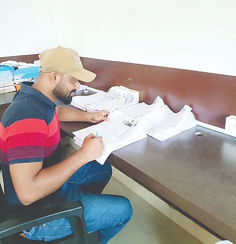 ವಿಶೇಷ ಮತದಾರರ ಪರಿಷ್ಕರಣೆಯಲ್ಲಿ ಅರ್ಜಿ ಭರ್ತಿ ಮಾಡಲು ಕಸರತ್ತು ಮಾಡುತ್ತಿರುವ ಬಿಎಲ್‌ಒಗಳು.