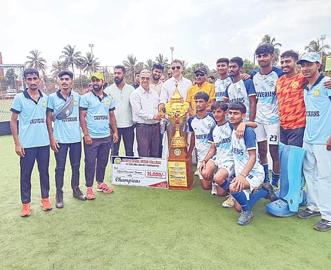  ವಿರಾಜಪೇಟೆ ಕಾವೇರಿ ಕಾಲೇಜಿನ ವತಿಯಿಂದ ನಡೆದ ರಾಜ್ಯ ಮಟ್ಟದ 5 ಎ ಸೈಡ್ ರಿಂಕ್ ಹಾಕಿ ಪಂದ್ಯಾಟದಲ್ಲಿ ಚಾಂಪಿಯನ್ ಸ್ಥಾನ ಪಡೆದ ಕಾವೇರಿ ಕಾಲೇಜು ಗೋಣಿಕೊಪ್ಪಲು ತಂಡ.