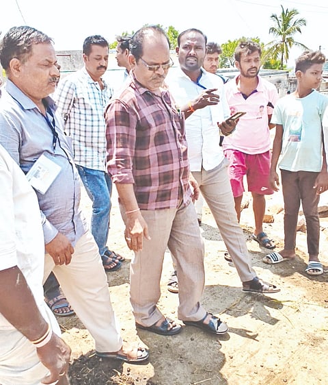 ಗುರುಮಠಕಲ್​ ತಾಲೂಕಿನ ಪಸ್​ಪುಲ್​ ತಾಂಡಾದಲ್ಲಿ ಜನಗಣತಿ ಕಾರ್ಯ ಮಾಡದೆ ವಾಪಸಾಗುತ್ತಿರುವ ಅಧಿಕಾರಿಗಳು ಮತ್ತು ಸಿಬ್ಬಂದಿ.
