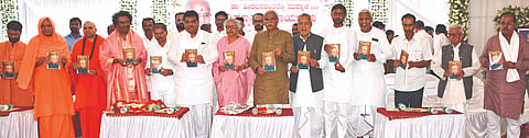 ಯಾದಗಿರಿಯಲ್ಲಿ ಬುಧವಾರ ಆಯೋಜಿಸಿದ್ದ ಮಾಜಿ ಶಾಸಕ ಡಾ.ವೀರಬಸವಂತರೆಡ್ಡಿ ಮುದ್ನಾಳ್ ಅವರ ೨ನೇ ಪುಣ್ಯರ‍್ಮಣೆ ಕಾರ್ಯಕ್ರಮದಲ್ಲಿ ಬೃಹತ್ ಕೈಗಾರಿಕಾ ಸಚಿವ ಎಂ.ಬಿ.ಪಾಟೀಲ್ ಗ್ರಂಥ ಬಿಡುಗಡೆ ಮಾಡಿದರು. ಅಬ್ಬೆತುಮಕೂರು ಶ್ರೀ, ಶಾಸಕರಾದ ಶರಣಬಸಪ್ಪ ದರ್ಶನಾಪುರ, ಚನ್ನಾರಡ್ಡಿ ಪಾಟೀಲ್ ತುನ್ನೂರ, ಶರಣಗೌಡ ಕಂದಕೂರ ಇತರರಿದ್ದರು.