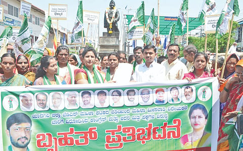 ಮಹಿಳಾ ಮೀಸಲಾತಿ ಸೋಲಿಸಿದ ಕಾಂಗ್ರೆಸ್​ ಮತ್ತು ಮಿತ್ರಪಕ್ಷಗಳ ನಡೆ ಖಂಡಿಸಿ ಜೆಡಿಎಸ್​ ಮಹಿಳಾ ಟಕದಿಂದ ಯಾದಗಿರಿಯಲ್ಲಿ ಬುಧವಾರ ಪ್ರತಿಭಟನೆ ನಡೆಸಿ ಎಡಿಸಿ ರಮೇಶ ಕೋಲಾರ ಅವರಿಗೆ ಮನವಿಪತ್ರ ಸಲ್ಲಿಸಲಾಯಿತು. ಟಕದ ಜಿಲ್ಲಾಧ್ಯಕ್ಷೆ ನಾಗರತ್ನ ಮೂರ್ತಿ ಅನಪುರ, ಪಕ್ಷದ ಜಿಲ್ಲಾಧ್ಯಕ್ಷ ಸುಭಾಷಚಂದ್ರ ಕಟಕಟಿ, ಶಾರದಾ ಕಡೇಚೂರ ಗುರುಮಠಕಲ್​, ಜಯಶ್ರೀ ಪೊಲೀಸ್​ ಪಾಟೀಲ್​, ನರ್ಮದಾ ಅವಂಗಪುರ, ಪರಿಮಳ ಪಾಟೀಲ್​ ಇತರರಿದ್ದರು.