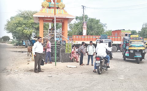 ಶಹಾಪುರ ರಸ್ತೆ ಖಾನಾಪುರ ಕ್ರಾಸ್​ನಲ್ಲಿ ಬಸ್​ಗಾಗಿ ಕಾಯುತ್ತಿರುವ ಪ್ರಯಾಣಿಕರು ಮತ್ತು ಶಾಲಾ ಮಕ್ಕಳು 