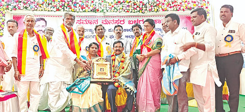 ರಾಜ್ಯ ಪದವಿಪೂರ್ವ ಕಾಲೇಜು ಉಪನ್ಯಾಸಕರ ಸಂಘದ ಜಿಲ್ಲಾಧ್ಯಕ್ಷ ಡಾ.ರವೀಂದ್ರನಾಥ ಹೊಸಮನಿ ಅವರನ್ನು ಶಹಾಪುರದಲ್ಲಿ ಭಾನುವಾರ ಸಮಾನ ಮನಸ್ಕರ ಬಳಗದಿಂದ ಸನ್ಮಾನಿಸಲಾಯಿತು. ಸುರಯ್ಯಾ ಬೇಗಂ, ಗಿರಿಪ್ಪಗೌಡ ಬಾಣತಿಹಾಳ, ಸೈಯದ್​ ಖಾದ್ರಿ, ಶರಣಬಸವ ಬಿರಾದಾರ, ತಿಪ್ಪಣ್ಣ ಕ್ಯಾತನಾಳ, ಸಾಯಬಣ್ಣ ಪುರ್ಲೆ, ಶೇಖರ ದೊರೆ, ದೇವೇಂದ್ರಪ್ಪ ಮಡಿವಾಳಕರ, ಚನ್ನಪ್ಪ ಆನೆಗುಂದಿ, ಪ್ರಕಾಶ ದೊರೆ ಇದ್ದರು.