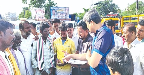 ಯಾದಗಿರಿ ನಗರದಲ್ಲಿ ಶುಕ್ರವಾರ ಕೂಲಿ ಕೆಲಸಕ್ಕಾಗಿ ಕಾಯುತ್ತಿದ್ದ ಕಾರ್ಮಿಕರನ್ನು ಜಿಲ್ಲಾಽಕಾರಿ ರಾಹುಲ್ ಪಾಂಡ್ವೆ ಭೇಟಿ ಮಾಡಿ ಮಾತನಾಡಿಸಿದರು. ಗ್ರಾಪಂ ಪಿಡಿಒ ಸೇರಿ ಕೂಲಿ ಕಾರ್ಮಿಕರಿದ್ದರು.