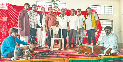 ಯಾದಗಿರಿ ತಾಲೂಕಿನ ಮುಂಡರಗಿಯಲ್ಲಿ ಭಾನುವಾರ ಏರ್ಪಡಿಸಿದ್ದ ಜಾನಪದ ಸಂಗೀತ ಸಂಭ್ರಮ ಸಾಂಸತಿಕ ಕಾರ್ಯಕ್ರಮವನ್ನು ಕಲಾ ಪೋಷಕ ಸೂಗಪ್ಪ ಬಡಿಗೇರ ಉದ್ಘಾಟಿಸಿದರು. ಚಂದ್ರಕಾಂತ ಹಂಪಿನ್​, ವಿಥೇಶಕುಮಾರ ಹರಸೂರ, ಅಯ್ಯನಗೌಡ ಆಲೂರು ಇತರರಿದ್ದರು.