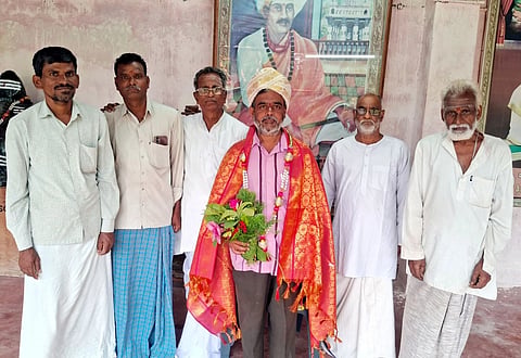 ಗುರುಮಠಕಲ್ ತಾಲೂಕಿನ ಗಾಜರಕೋಟ್‌ನಲ್ಲಿ ಬುಧವಾರ ಹಮ್ಮಿಕೊಂಡ ಕಾರ್ಯಕ್ರಮದಲ್ಲಿ ಯುವ ಪ್ರತಿಭೆ ತುಳಜಾರಾಮ ಪತಂಗೆ ಅವರನ್ನು ಅರಿವು-ಆಚಾರ ಸದ್ಭಾವನಾ ಸಂಸ್ಥೆ ಮುಖ್ಯಸ್ಥ ಶಂಭುಲಿAಗಪ್ಪ ಅರುಣಿ ಸನ್ಮಾನಿಸಿದರು. ಶಾಂತವೀರಯ್ಯಸ್ವಾಮಿ ಪತ್ರಿಮಠ, ಓಂಕಾರ ವಿಶ್ವಕರ್ಮ, ಅಯ್ಯಪ್ಪ ವಿಶ್ವಕರ್ಮ, ಈಶಪ್ಪ ಮಾಲಿ ಪಾಟೀಲ್ ಇತರರಿದ್ದರು.