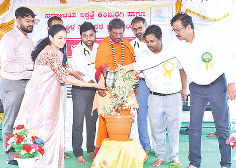 ಶಹಾಪುರ ತಾಲೂಕಿನ ಆಲ್ದಾಳ ಗ್ರಾಮದಲ್ಲಿ ಶುಕ್ರವಾರ ಹಮ್ಮಿಕೊಂಡ ಉಚಿತ ಆರೋಗ್ಯ ಶಿಬಿರವನ್ನು ಡಾ.ಶಂಕರಗೌಡ ಬಿ.ಎಚ್​. ಆಲ್ದಾಳ ಉದ್ಘಾಟಿಸಿದರು. ಕೃಷ್ಣಪ್ಪಗೌಡ ಆಲ್ದಾಳ, ಶೇಖರ ದೊರೆ, ಶರಣಗೌಡ ಮಾಳಳ್ಳಿ, ಮಹಾದೇವಪ್ಪ ಸಾಹುಕಾರ ಕಕ್ಕಸಗೇರಾ, ಪ್ರಭುರಡ್ಡಿ, ಅಶೋಕ ಕರೆಗಾರ, ವೆಂಕಟೇಶ ಮಕಾಶಿ ಇತರರಿದ್ದರು.