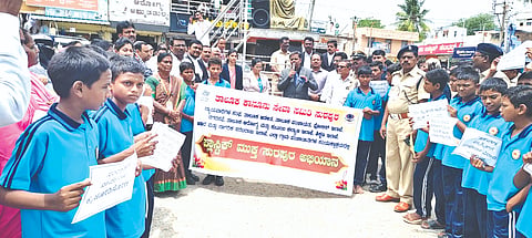 ಸುರಪುರದ ಮಹಾತ್ಮ ಗಾಂಽÃಜಿ ವೃತ್ತದಲ್ಲಿ ಬುಧವಾರ ಪ್ಲಾಸ್ಟಿಕ್‌ಮುಕ್ತ ಅಭಿಯಾನದಲ್ಲಿ ಜಿ¯್ಲÁ ಮತ್ತು ಸತ್ರ ನ್ಯಾಯಾಽÃಶ ಯಮನಪ್ಪ ಬಮ್ಮಣಗಿ, ಹಿರಿಯ ಸಿವಿಲï ನ್ಯಾಯಾಽÃಶ -Àಕೀರವ್ವ ಕೆಳಗೇರಿ, ದಿವಾಣಿ ನ್ಯಾಯಾಽÃಶ ಕೆ.ಎಂ.ಪಾಟೀಲï ಸೇರಿ ಇತರರಿದ್ದರು.