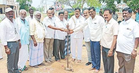 ಹನೂರಿನ ಬಂಡಳ್ಳಿ ಮುಖ್ಯ ರಸ್ತೆ ಕಾಮಗಾರಿ ಸ್ಥಳಕ್ಕೆ ಶಾಸಕ ಎಂ.ಆರ್ ಮಂಜುನಾಥ್ ಭೇಟಿ ನೀಡಿ ಪರಿಶೀಲಿಸಿದರು. ವಿಜಯಕುಮಾರ್, ಚಿನ್ನವೆಂಕಟ, ರಾಜು ಇತರರಿದ್ದರು. 