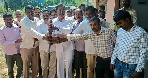 ಯಳಂದೂರು ಪಟ್ಟಣದ ಬಳೇಪೇಟೆಯಲ್ಲಿರುವ ಕಬಿನಿ ಕಾಲುವೆ ಬಳಿ ತಡೆಗೋಡೆ ನಿರ್ಮಾಣ ಕಾಮಗಾರಿಗೆ ಶಾಸಕ ಎ.ಆರ್. ಕೃಷ್ಣಮೂರ್ತಿ ಭೂಮಿಪೂಜೆ ನೆರವೇರಿಸಿದರು. ಎಚ್.ವಿ.ಚಂದ್ರು, ಕಿನಕಹಳ್ಳಿ ಪ್ರಭುಪ್ರಸಾದ್, ಜೆ.ಯೋಗೇಶ್, ವಿಶ್ವನಾರಾಯಣ, ಸುಧೇಂದ್ರ, ಲಿಂಗರಾಜಮೂರ್ತಿ, ಕಂದಹಳ್ಳಿ ನಂಜುಂಡಸ್ವಾಮಿ, ಮಲ್ಲು, ನಂಜುಂಡಸ್ವಾಮಿ, ಸಿದ್ದರಾಜು, ಗೋವಿಂದ ಇದ್ದರು. 