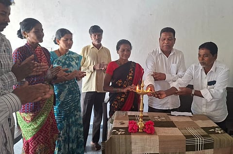 ಯಳಂದೂರು ತಾಲೂಕಿನ ಬಿಳಿಗಿರಿರಂಗನಬೆಟ್ಟದ ಅಡವಿ ಸಂಸ್ಥೆಯಲ್ಲಿ ಬುಧವಾರ ಆಯೋಜಿಸಿದ್ದ ವಿಶ್ವ ಜೇನು ದಿನದ ಕಾರ್ಯಕ್ರಮ  ಡಾ.ಸಿ.ಮಾದೇವಗೌಡ ಉದ್ಘಾಟಿಸಿದರು. ಡಾ.ಸಿದ್ದಪ್ಪ, ಅಡವಿ ಸಂಸ್ಥೆಯ ಅಧ್ಯಕ್ಷೆ ಮಾದಮ್ಮ, ಸಿದ್ದೇಗೌಡ, ಕಾರನ ಕ್ಯಾತೇಗೌಡ ಮತ್ತಿತರರಿದ್ದರು. 