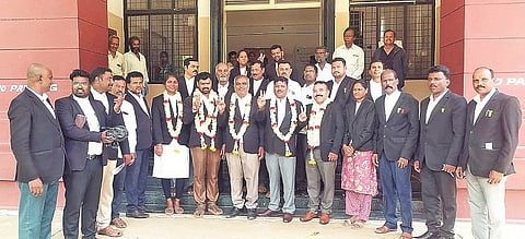 ಯಳಂದೂರು ತಾಲೂಕು ವಕೀಲರ ಸಂಘಕ್ಕೆ ಅವಿರೋಧವಾಗಿ ಆಯ್ಕೆಯಾದ ಅಧ್ಯಕ್ಷ ಎಂ.ಜೈಶಂಕರ್, ಉಪಾಧ್ಯಕ್ಷ ಎಂ.ಮುತ್ತುರಾಜು, ಕಾರ್ಯದರ್ಶಿ ಜಿ.ಎನ್.ಸಂಪತ್ ಅವರನ್ನು ಸನ್ಮಾನಿಸಲಾಯಿತು. ಬಿ.ಎಂ.ಮಹದೇವಸ್ವಾಮಿ, ಗೌಡಹಳ್ಳಿ ಮಹೇಶ್,  ಸಿ.ನಾಗರಾಜ್, ಸಿ.ಸಿದ್ದರಾಜು, ಎನ್.ಕೃಷ್ಣ  ಇತರರಿದ್ದರು. 