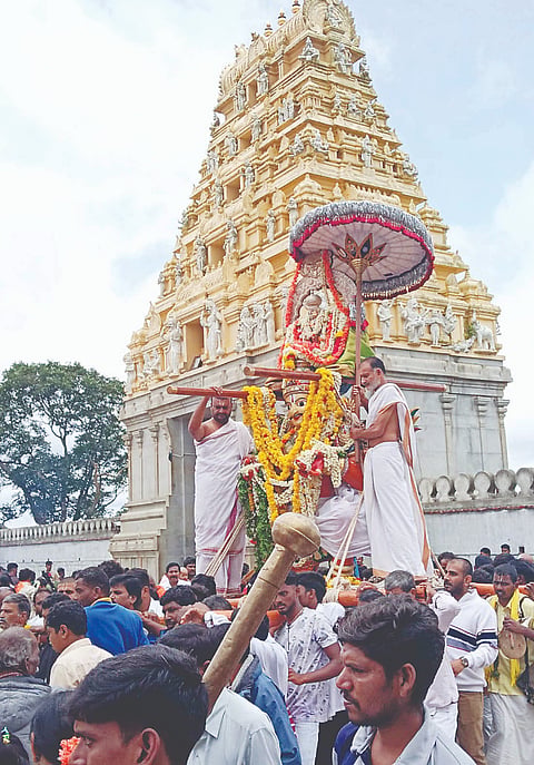 ಯಳಂದೂರು ತಾಲೂಕಿನ ಬಿಳಿಗಿರಿರಂಗನಬೆಟ್ಟದ ದೇವಸ್ಥಾನದ ಮುಂಭಾಗ ಶ್ರಾವಣ ಶನಿವಾರ ಪ್ರಯುಕ್ತ ಗರುಡೋತ್ಸವ ಜರುಗತು. 