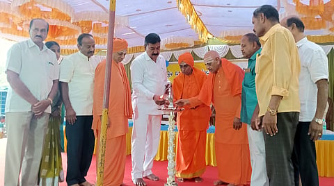 ಯಳಂದೂರು ಪಟ್ಟಣದ ಕಾರಾಪುರ ವಿರಕ್ತಮಠದ ಆವರಣದಲ್ಲಿ ಆಯೋಜಿಸಿದ್ದ ನಿರಂಜನ ಕಾನ್ವೆಂಟ್‌ನ ರಜತ ಸಂಭ್ರಮ ಕಾರ್ಯಕ್ರಮವನ್ನು ಶಾಸಕ ಎ.ಆರ್. ಕೃಷ್ಣಮೂರ್ತಿ ಉದ್ಘಾಟಿಸಿದರು. ಬಸವರಾಜಸ್ವಾಮಿ ಒಡೆಯರ್, ಸಿದ್ದಮಲ್ಲಸ್ವಾಮಿಜಿ, ಮರಿತೋಂಟದಾರ್ಯಸ್ವಾಮಿಜಿ ಇದ್ದರು.