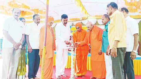 ಯಳಂದೂರು ತಾಲೂಕಿನ ಕಿನಕಹಳ್ಳಿ ಗ್ರಾಮದಲ್ಲಿ ರಸ್ತೆ ಅಭಿವೃದ್ಧಿ ಕಾಮಗಾರಿಗೆ ಶಾಸಕ ಎ.ಆರ್.ಕೃಷ್ಣಮೂರ್ತಿ ಭಾನುವಾರ ಭೂಮಿಪೂಜೆ ನೆರವೇರಿಸಿದರು. ಜಿಪಂ ಮಾಜಿ ಉಪಾದ್ಯಕ್ಷರಾದ ಸಿದ್ದರಾಜು, ಜೆ.ಯೋಗೇಶ್ ಸೇರಿದಂತೆ ಅನೇಕರು ಇದ್ದರು.